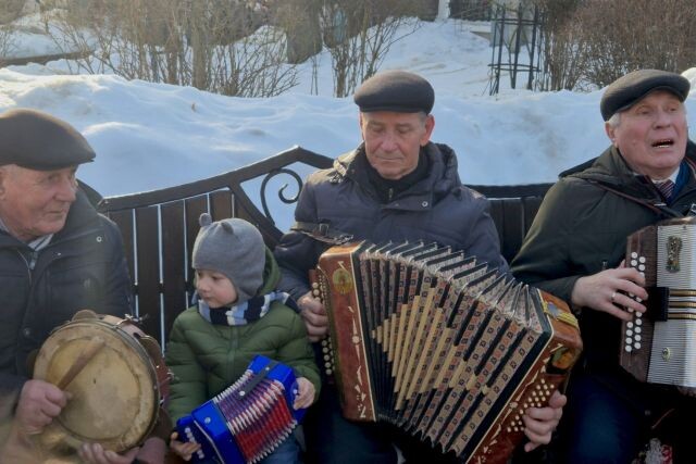 За спиной у гармониста: как пенсионеры из Гомеля устраивают себе дискотеки