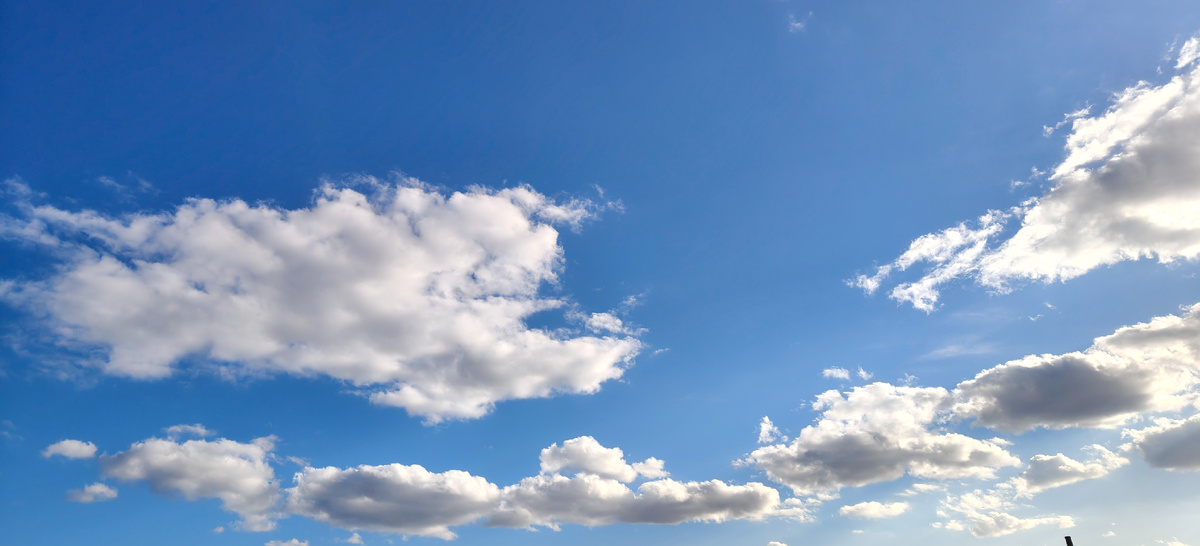 Облака плывут, за собой зовут