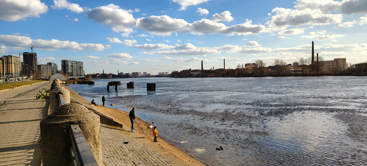 Несёт Нева свои свинцовые воды к морю, вернее к Финскому заливу. А там ещё льдины не растаяли . Холодом встречает Залив Реку. Может поэтому и хмурится она😀
