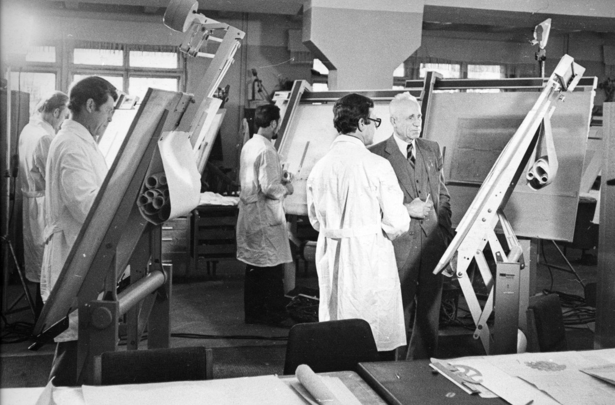 Архип Михайлович Люлька беседует с сотрудниками своего КБ © ОДК