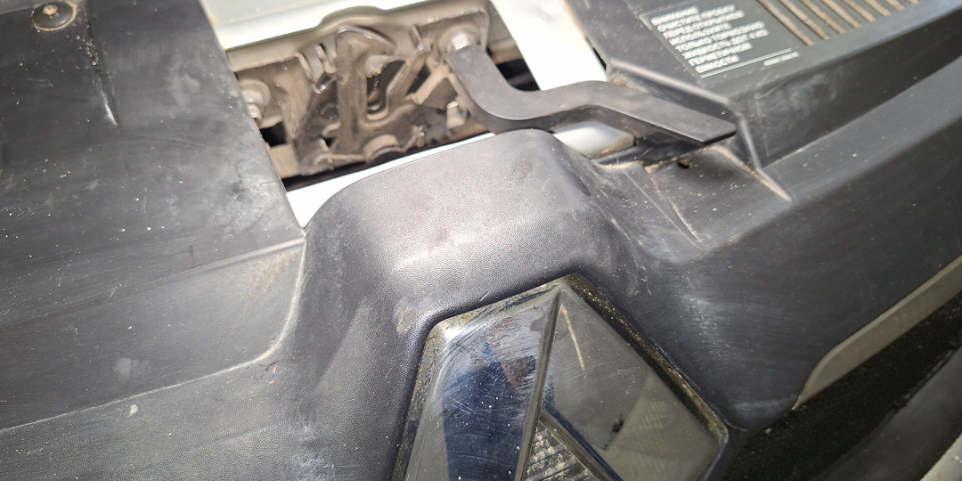 Как снять замок капота на Renault Sandero 2 (Logan 2). Подробная инструкция, оригинальный номер детали