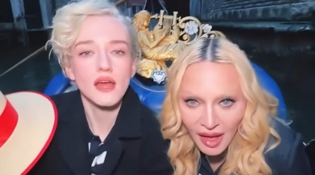     Кадр из видео Мадонны с Джулией Гарнер