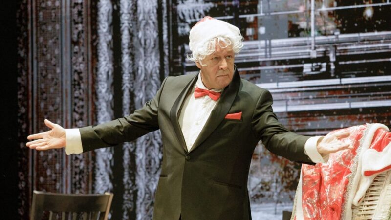    Михаил Ефремов в одной из драматических сцен спектакля «Без свидетелей».