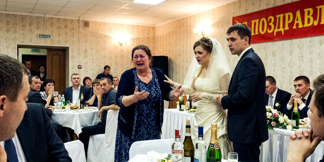 Мать устроила истерику на свадьбе дочери — «это платье было моей мечтой»