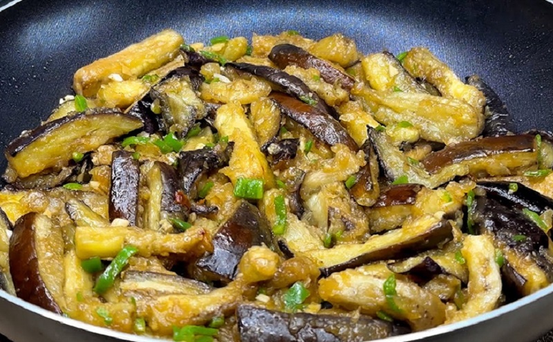 Жареные баклажаны с перцем и чесноком: вкуснее мяса, проще простого