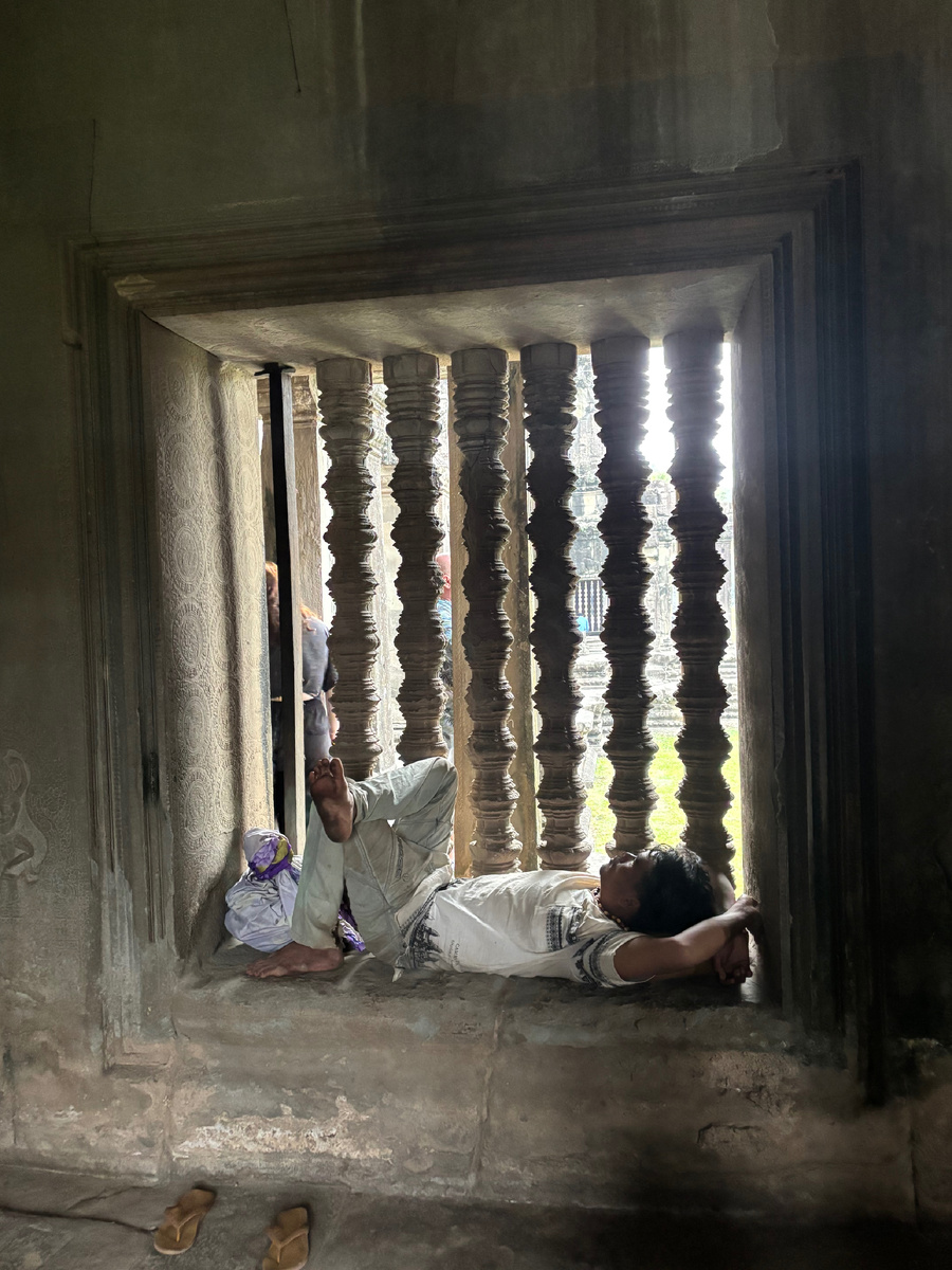 Окно с каменными колоннами, смотрящее во внутренний дворик.