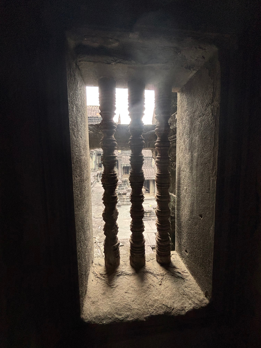 Окно с «решёткой» в Анкор Вате.