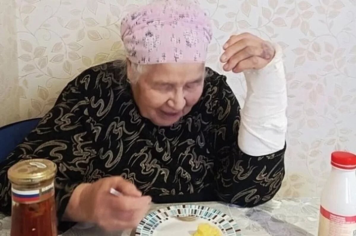    «Бабуля-одуванчик» из Челябинска сломала руку, убегая от дрона в Донбассе