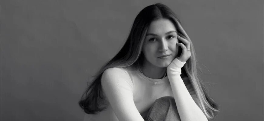    Юлия Романовна Родина — журналист, радиоведущая с опытом работы на радио «Комсомольская правда» и «РБК». В интервью для Школы журналистики имени Владимира Мезенцева при Центральном доме журналиста она рассказала о работе радиоведущим и ответила на вопросы, касающиеся актуальности радио. Дарья Титова