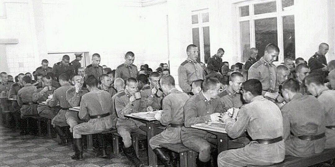 "Золотое" меню солдата: Вкус победы и домашний очаг в тысячах советских столовых...