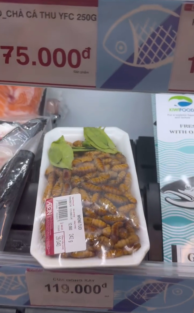 Иногда личинки шелкопрядов можно встретить в магазине у дома, но это скорее редкость. На фото: утром завезли «экзотику», я хотела сразу сделать фото - не успела, а к вечеру, когда вернулась за фотоматериалом, осталась только одна упаковка личинок. Видимо, товар пользуется спросом. Но (!) за два года во Вьетнаме я такое встречала только один раз 