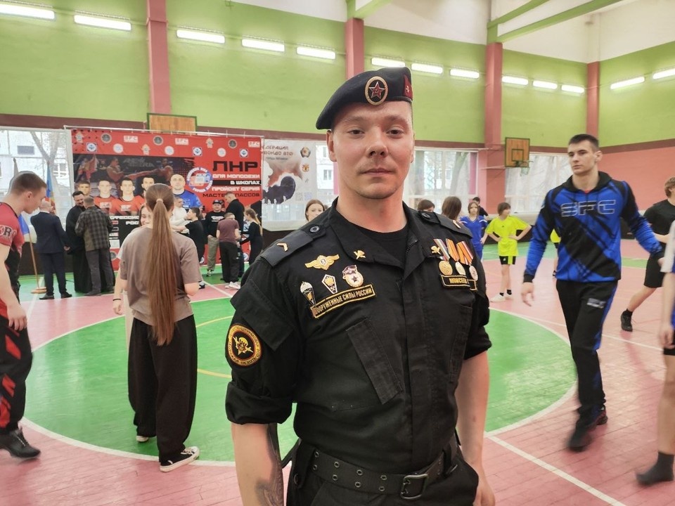    Павел Моисеев служит в ЛНР и выступает на концертах и мероприятиях Александра АНТОНОВА