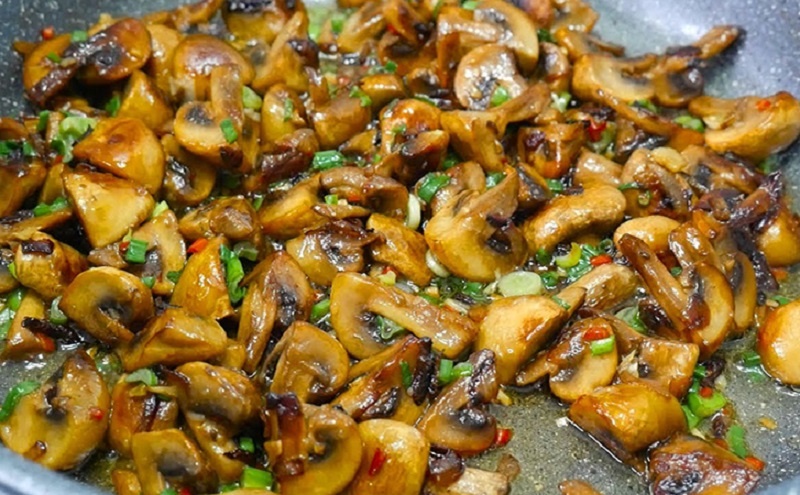 Шампиньоны с чесноком и перцем: жарим так, что лесные грибы теряют лидерство 