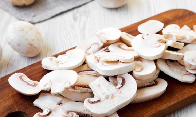 Шампиньоны с чесноком и перцем: жарим так, что лесные грибы теряют лидерство 