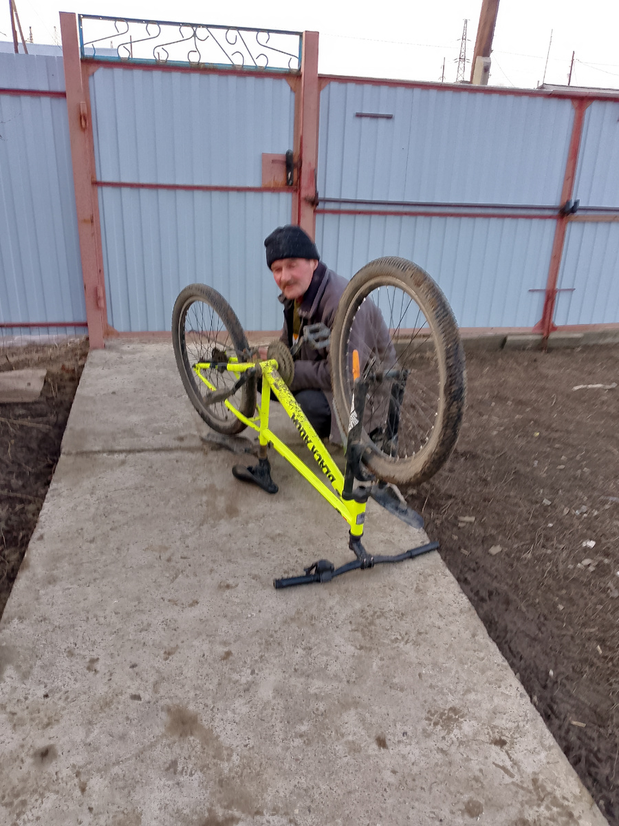 И сразу же муж ремонтирует велик внука