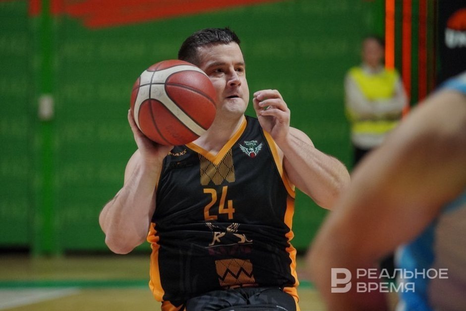    С мячом Владимир Кучин. Реальное время / realnoevremya.ru