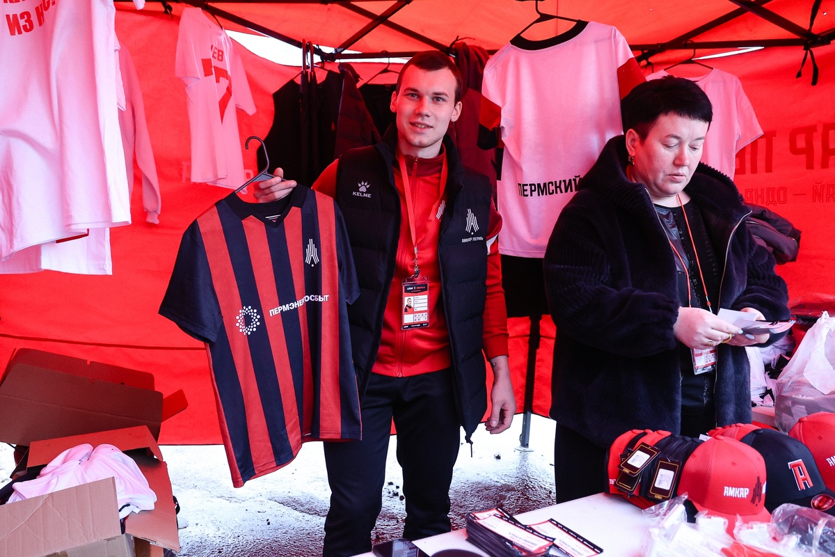Фан-шоп по Пермски. Жаль нет официальных программок к матчам в этом сезоне..