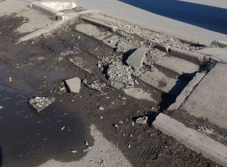    Жители Оренбурга пожаловались на небезопасное состояние ступеней у остановки «Улица Степана Разина»