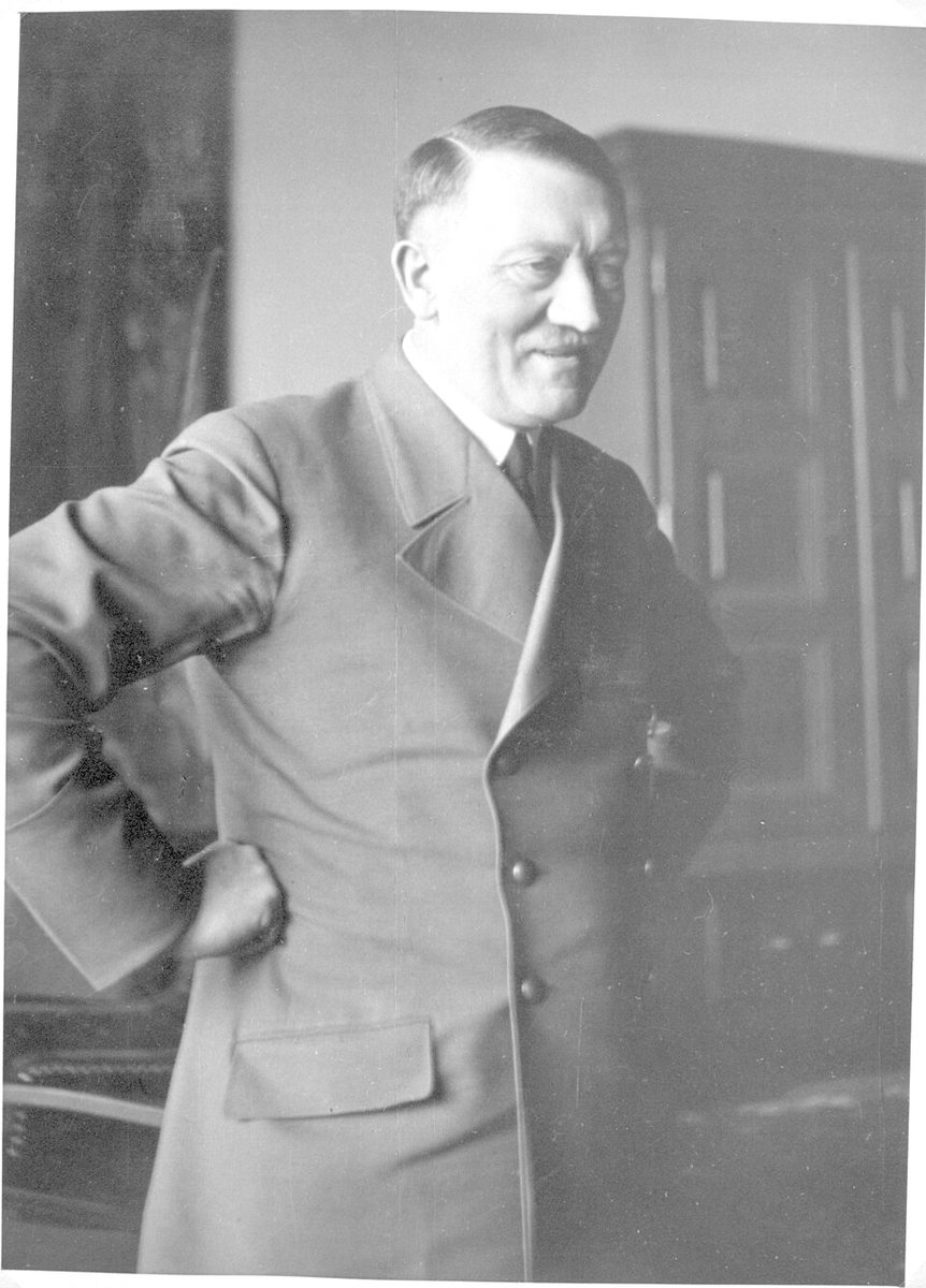 Психопат, маньяк и главный нацист и военный преступник мира и истории А.Гитлер. 1945.