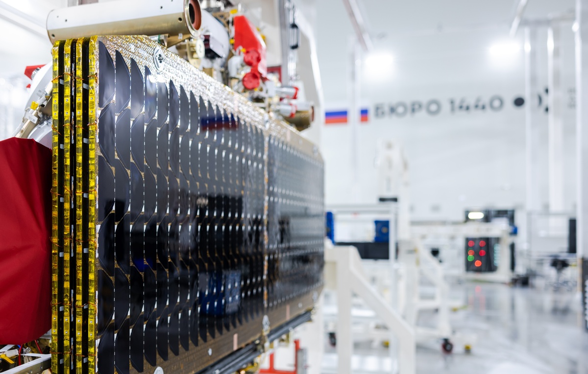    Серийный спутник  "Бюро 1440"