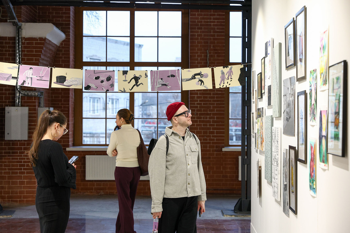    Посетители на ярмарке графики «Обертон» в выставочном пространстве «Тон-Центр»