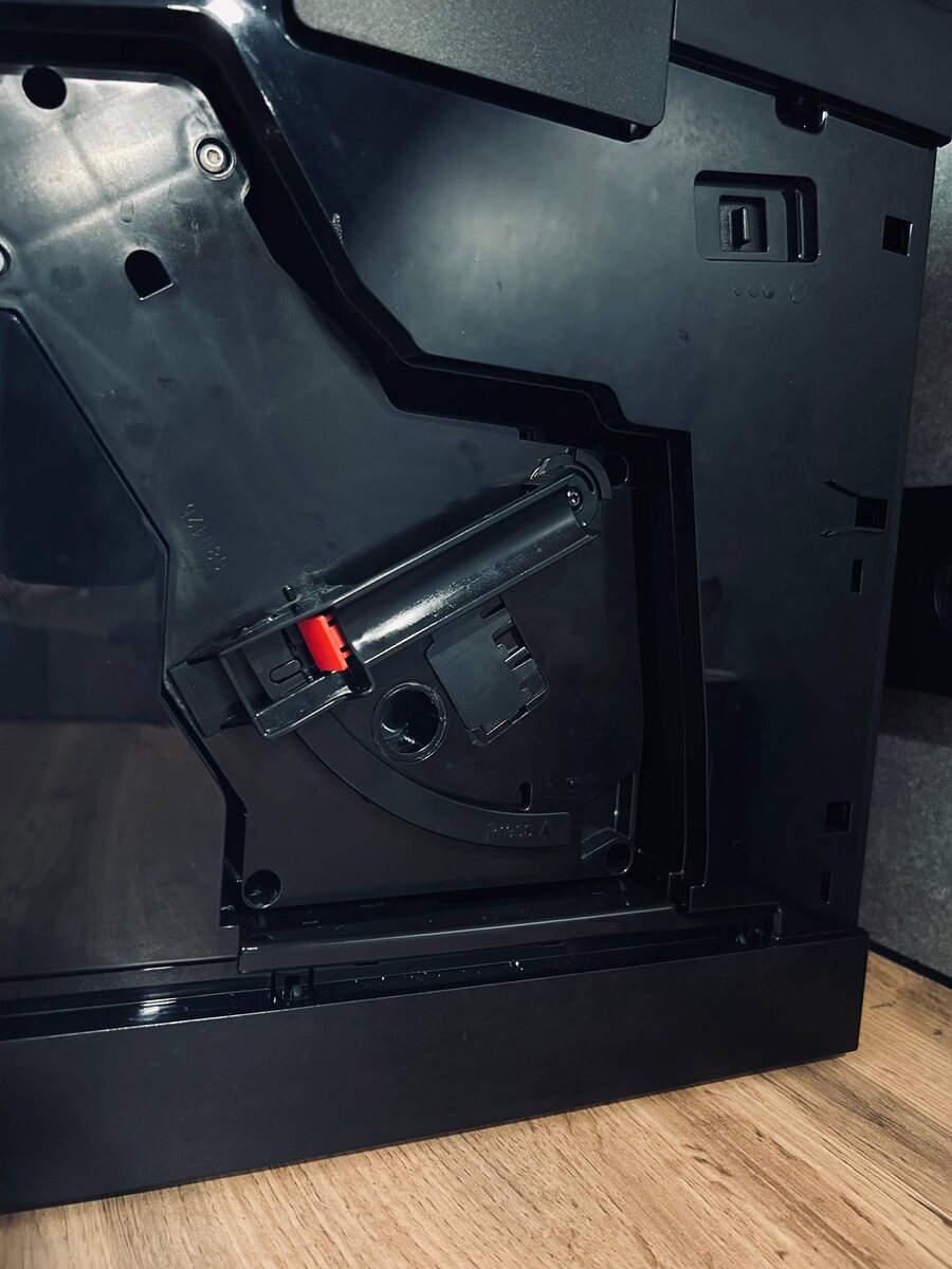 Потянуть за держатель (обхватить его одной рукой и достаточно сильно потянуть на себя.)