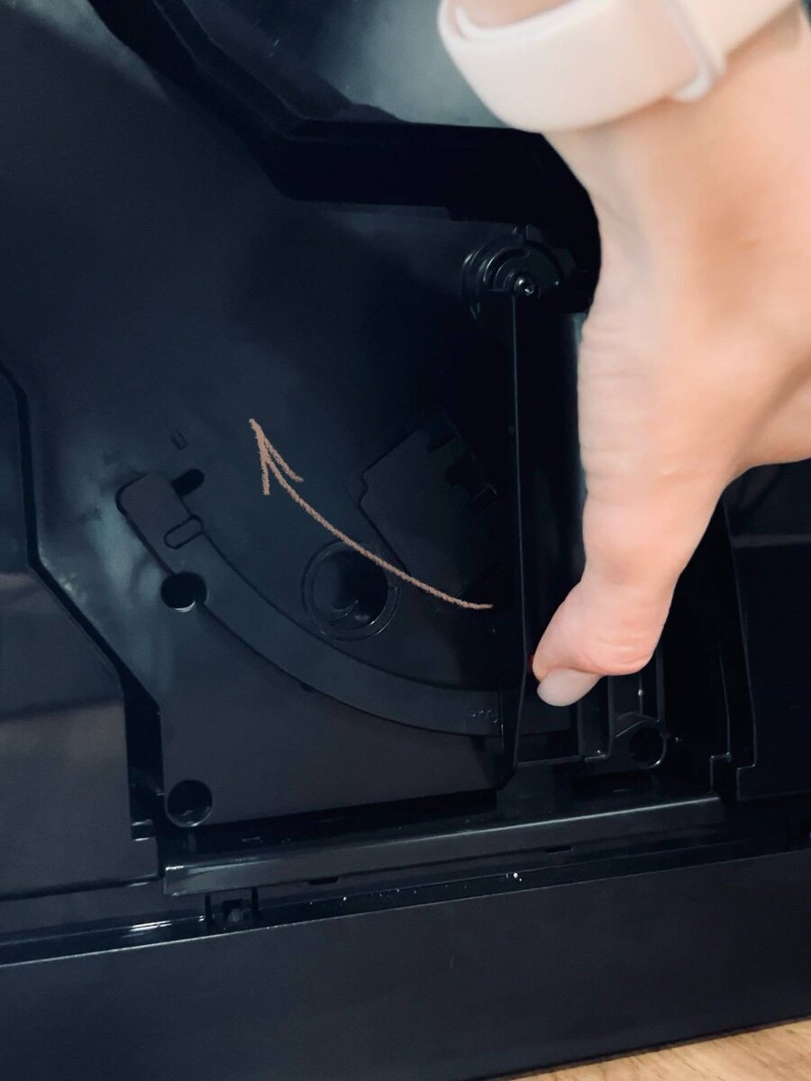 Нужно нажать на красную кнопочку и, не отпуская, провести держатель влево-вверх.