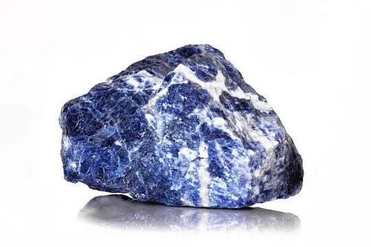 Название минерала "содалит" происходит от английского "soda" (натрий) и греческого "lithos" (камень), что указывает на его химический состав . 