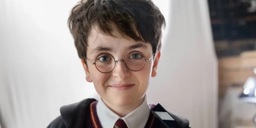 На первом кадре из сериала «Гарри Поттер» показали Гарри в форме для квиддича