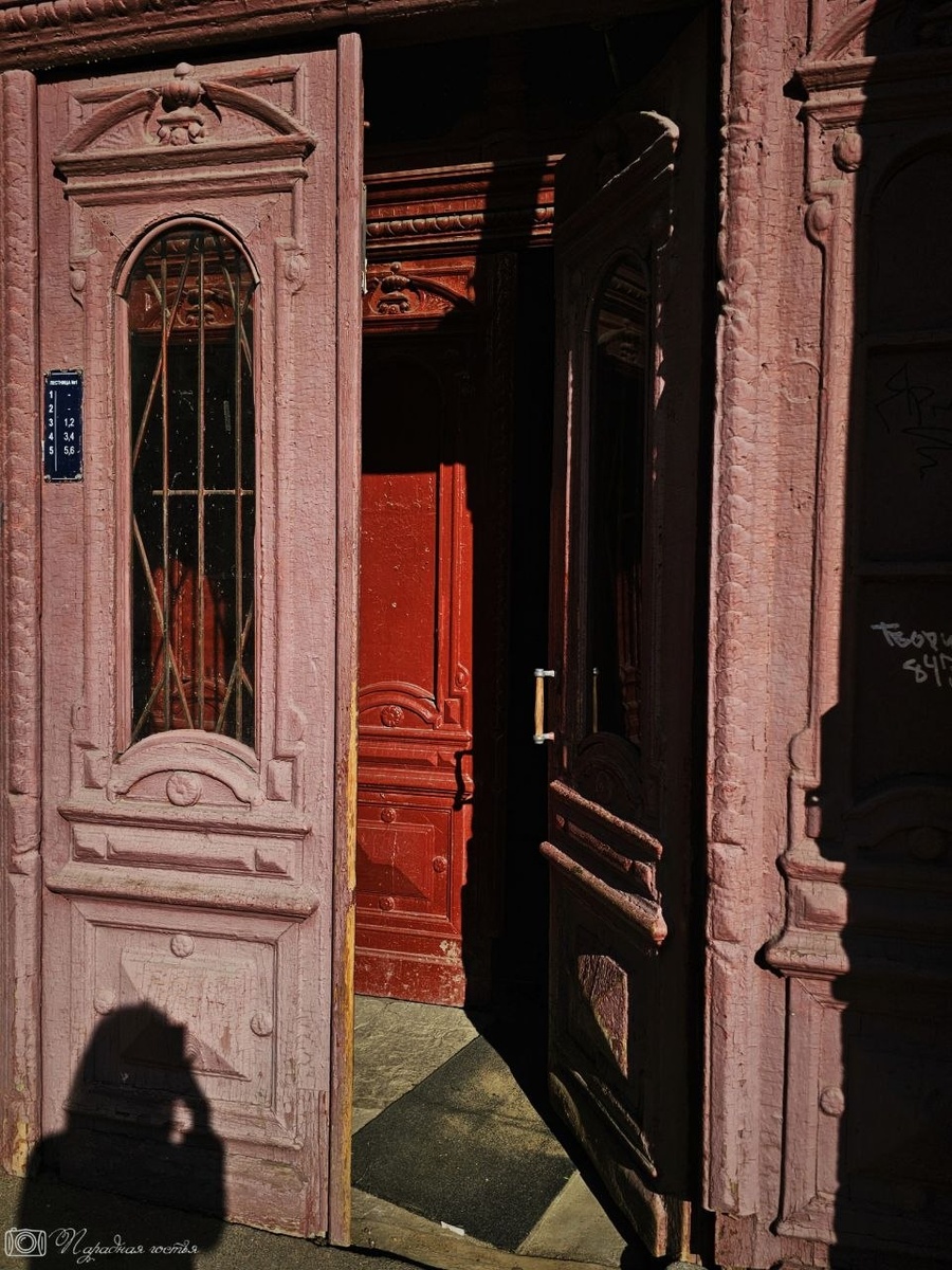 Входная группа очень атмосферная. Фото: Парадная гостья