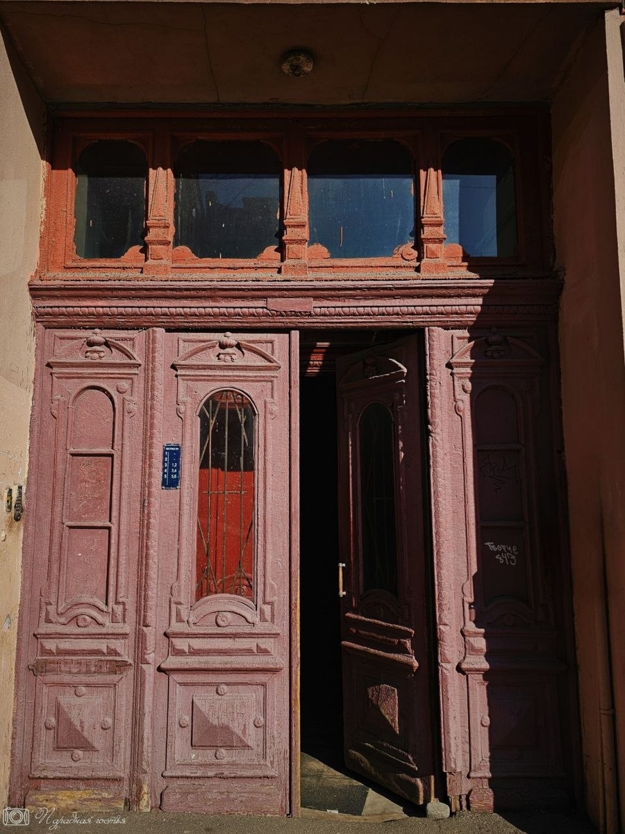 Старинные двери привлекают внимание прохожих. Фото: Парадная гостья