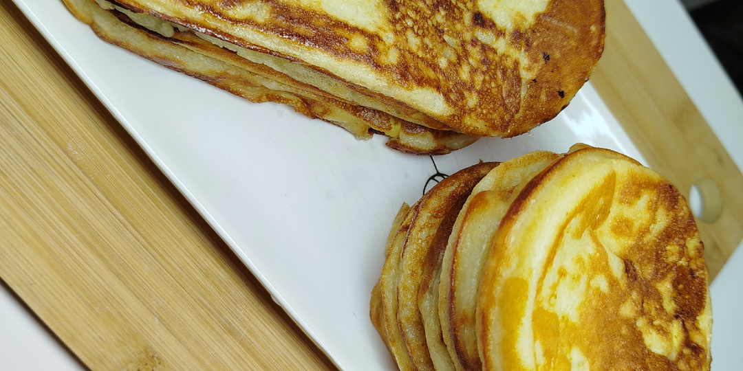 Толстые старорусские блины на дрожжах с припёком.