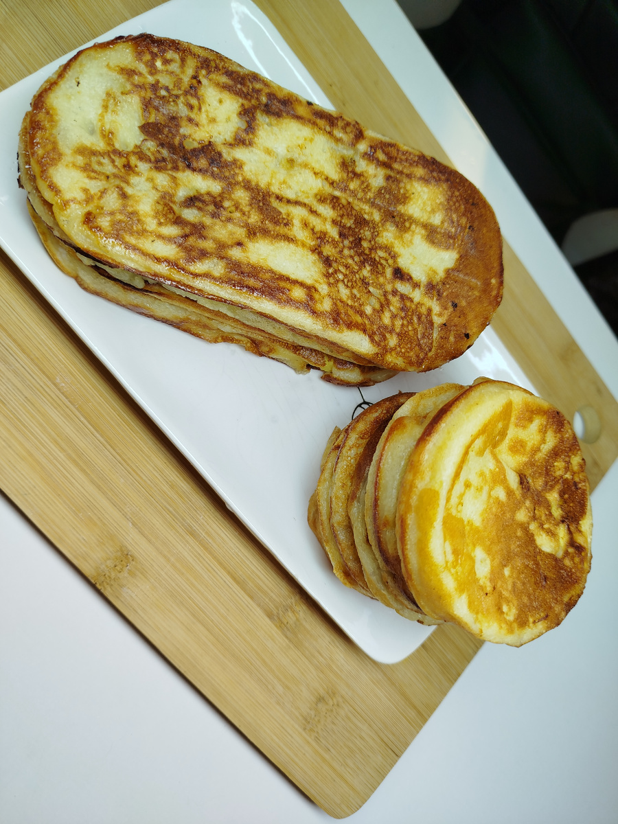 Толстые блины на дрожжах с припёком с яблоком и бананом.


Молоко 350 гр.
Молоко горячее 150 гр.
Дрожжи 3 гр.
Сахар 20-30 гр.
Мука 250 гр.
Манная крупа 50 гр.
Яйцо 2 шт.
Соль 5 гр.
Растительное масло 60 гр.
Банан 200-250 гр.
Яблоко 200-250 гр.
