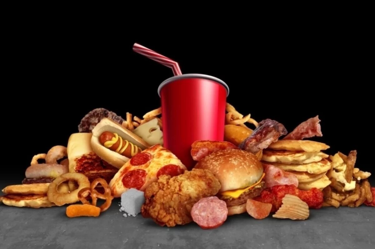    Врач Крис ван Туллекен назвал продукты, которые могут быть вреднее курения