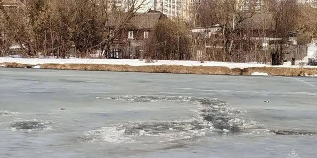 Две школьницы провалились под лед на пруду в Кирове