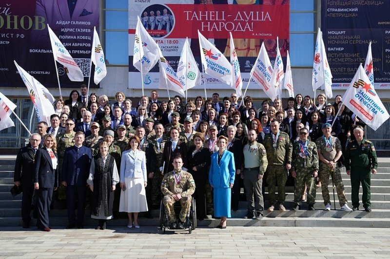     Хәрбиләргә - дан, аналарына, хатыннарына - хөрмәт һәм игътибар!