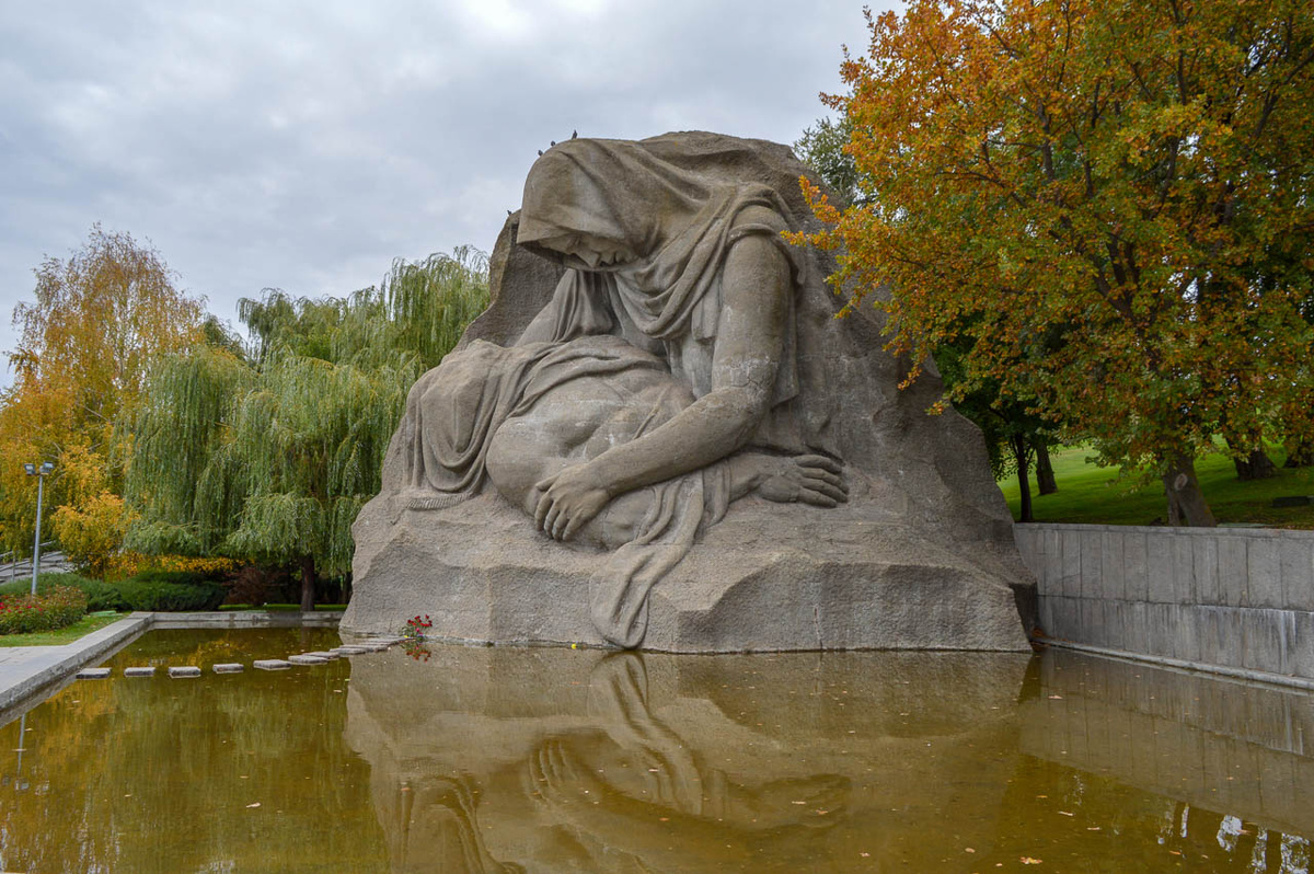 Скульптура «Скорбь матери» (также известна как «Скорбящая мать») расположена на площади Скорби Мамаева кургана в Волгограде.