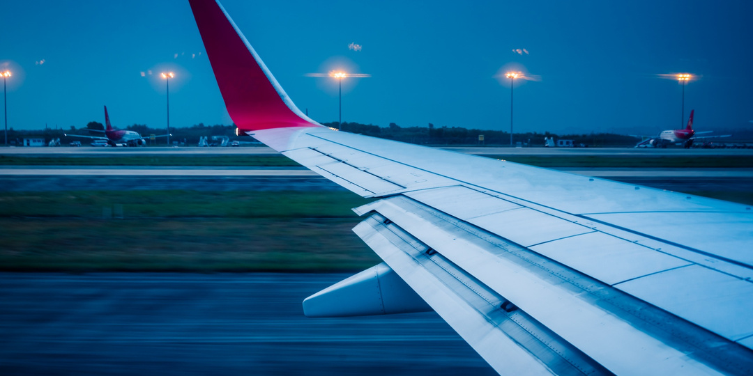 Стюардесса выжила после падения из развалившегося самолета в США