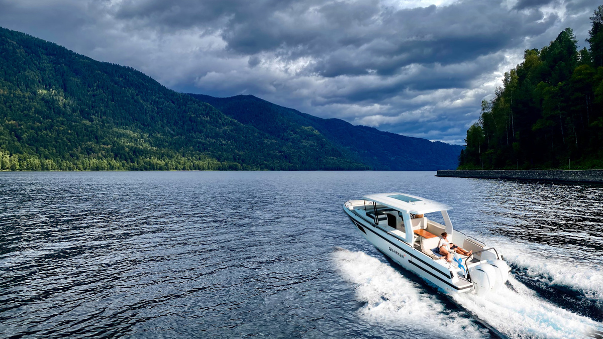 Откройте для себя красоты Алтая: круизы на премиальных катерах Quarken 35 по Телецкому озеру. Прозрачная вода, водопады и величественные горы. Забронируйте незабываемый отдых в «Северной Швейцарии» уже сегодня!