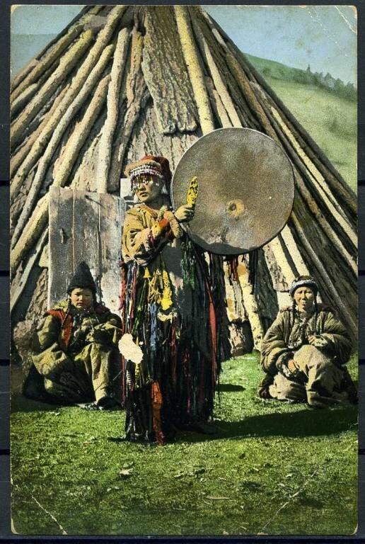 Погрузитесь в историю Горного Алтая: уникальное изображение шамана начала XX века. Традиционный костюм, ритуальный бубен и быт кочевников на старинной открытке. Узнайте больше об алтайском шаманизме!