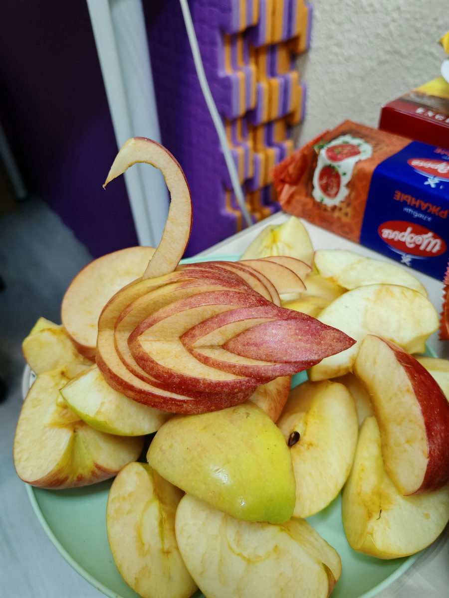 Каждое утро учителей ждёт блюдо с фрутовой нарезкой. За счёт заведения, естественно. 