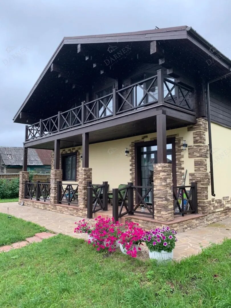 Общий вид загородного дома с огражениями из ДПК