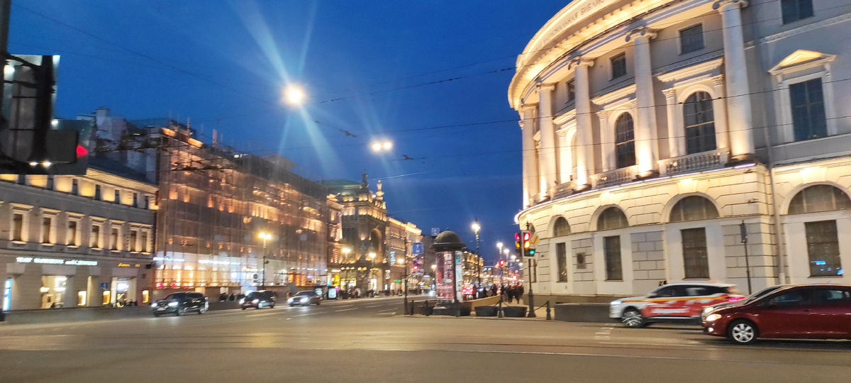 Невский проспект, вид от Гостиного двора