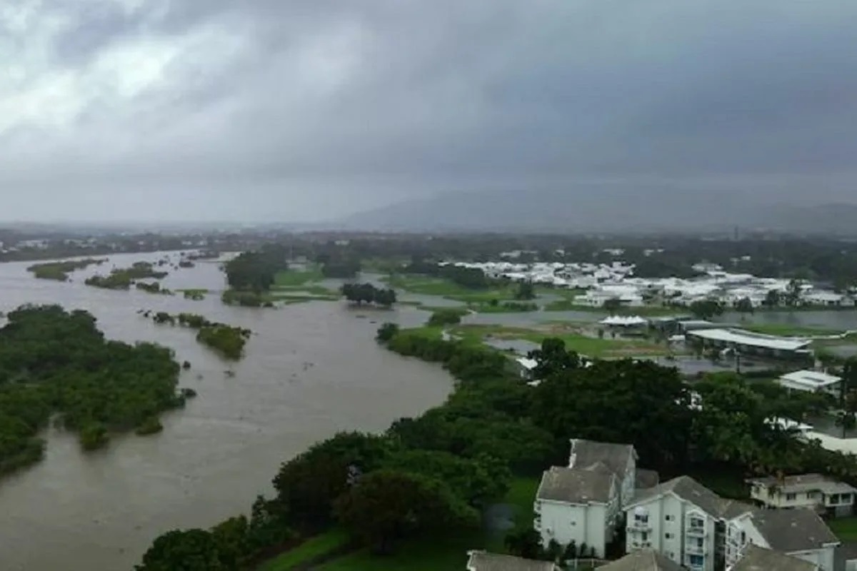Фото с сайта: https://www.kompas.com/global/read/2025/02/03/111123170/banjir-landa-australia-satu-orang-tewas-dan-ribuan-lainnya-mengungsi