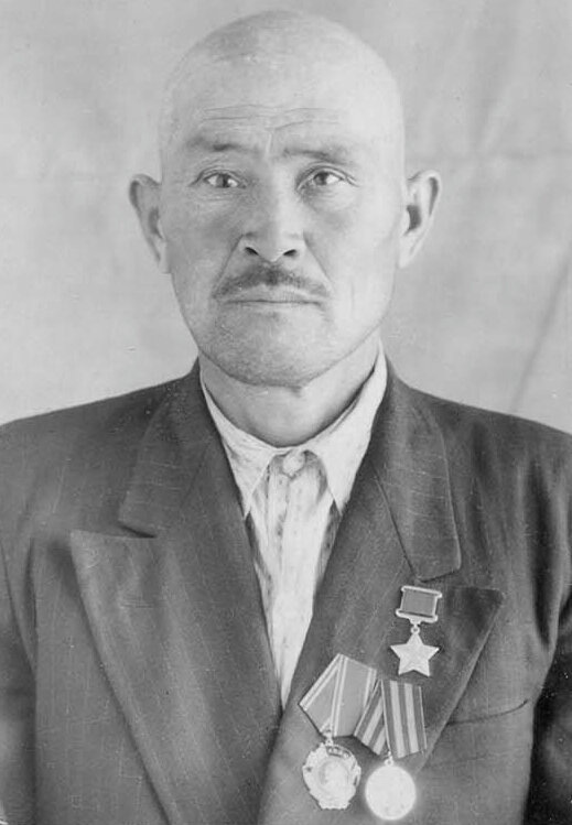   Урунбай Абдуллаев, стрелок 1-й стрелковой роты 375-го стрелкового полка 219-й Идрицкой стрелковой дивизии 3-й ударной армии 2-го Прибалтийского фронта.