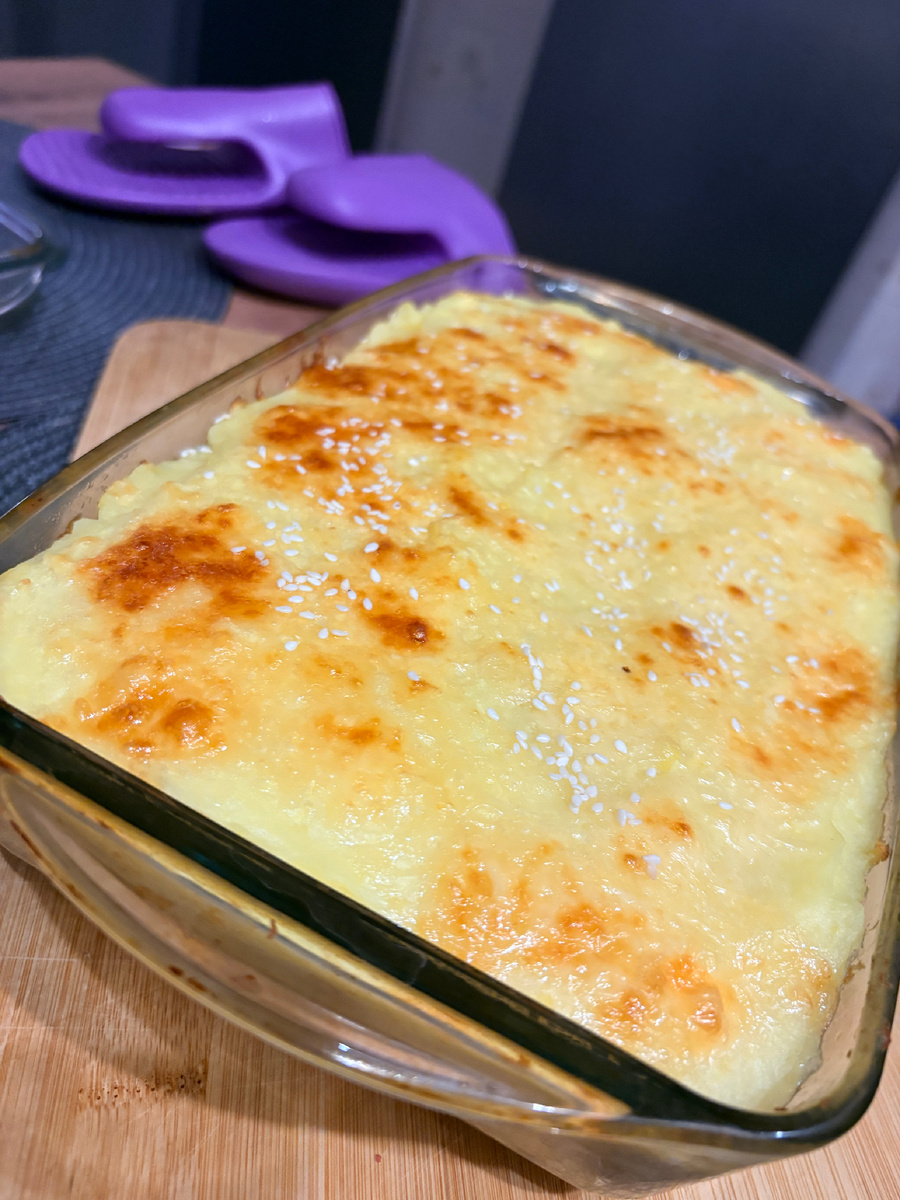 Запеканка с картофельным пюре, фаршем и сыром 