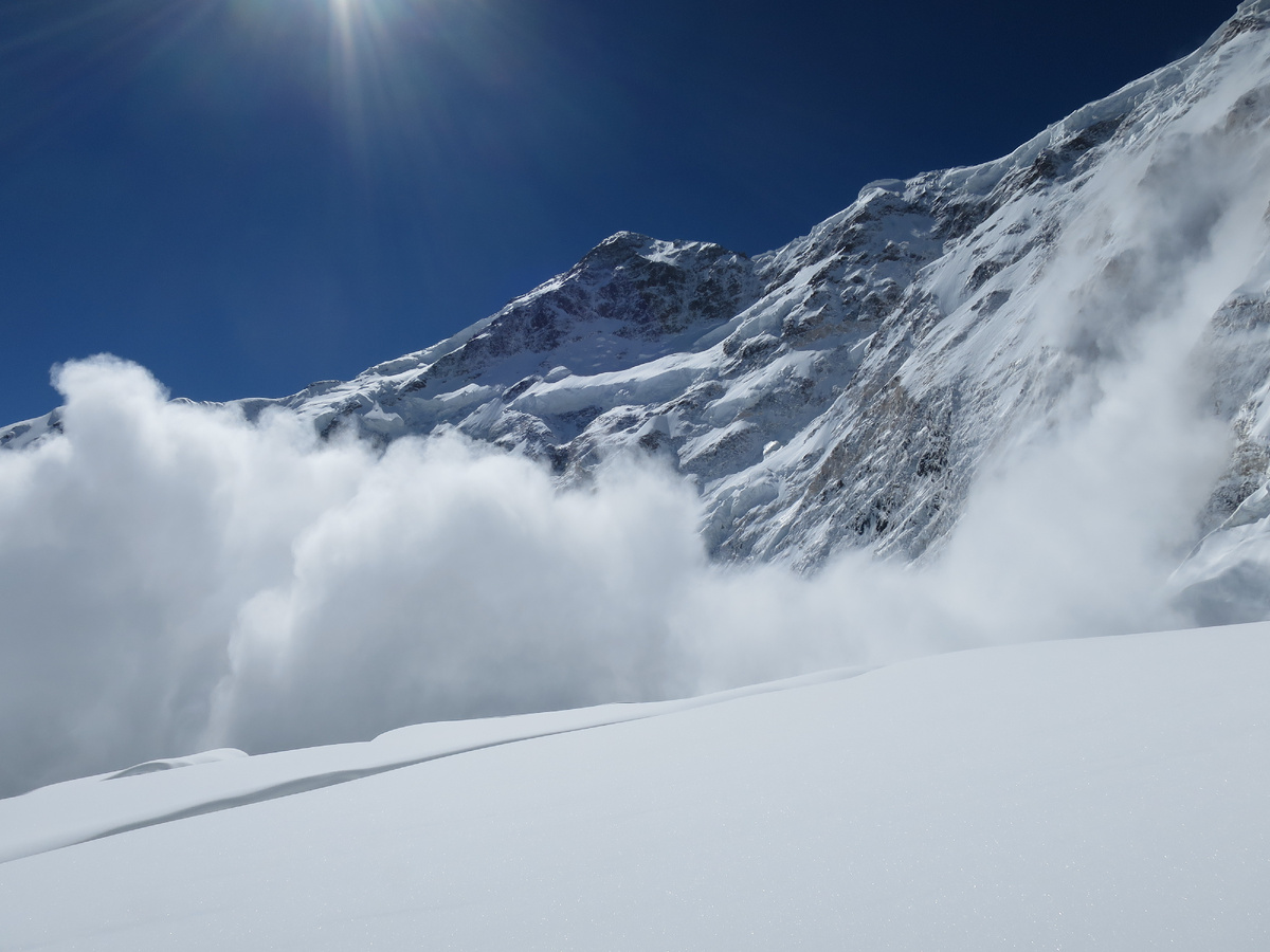 Лавина на пике Победы