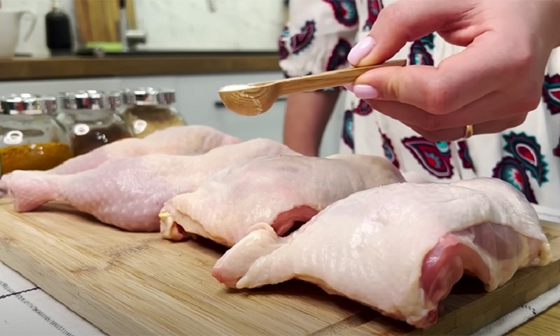 Курица по-венгерски: секрет яркого маринада и идеальной корочки на вашем столе
