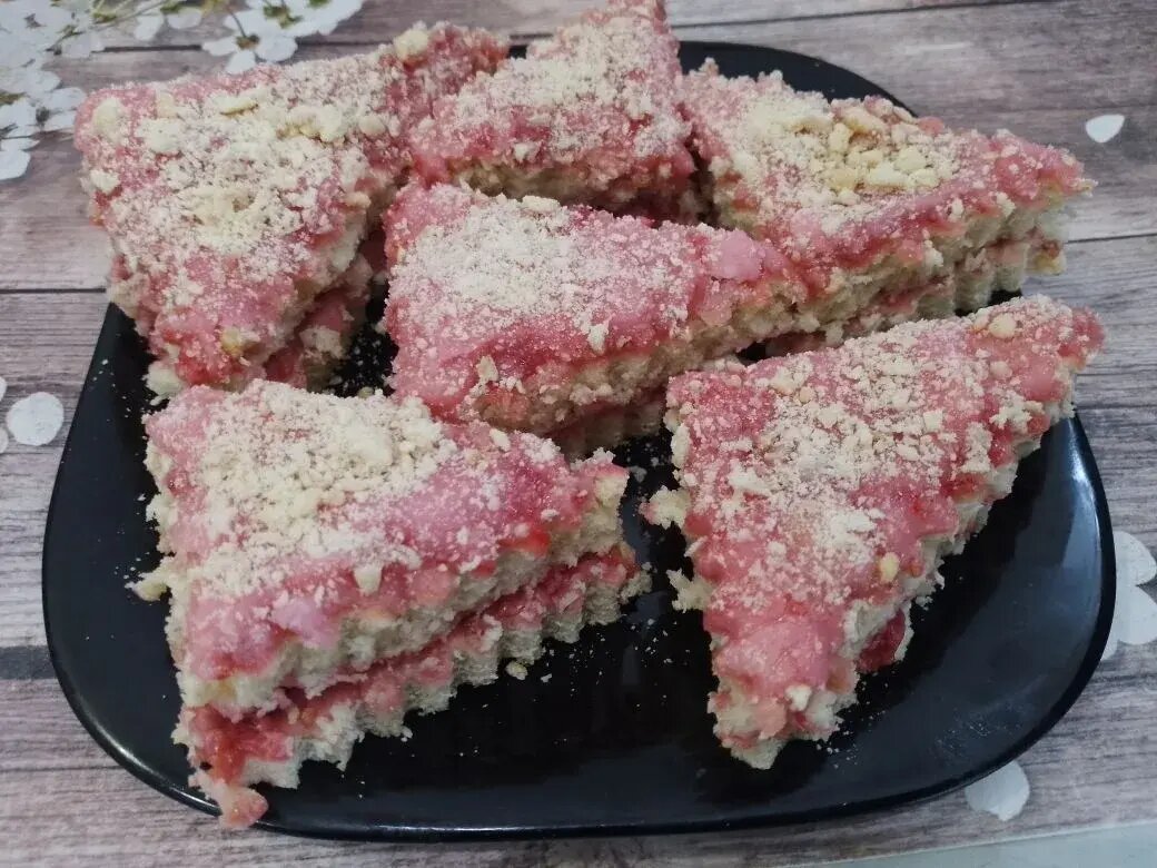 Песочные пирожные с замороженной малиной