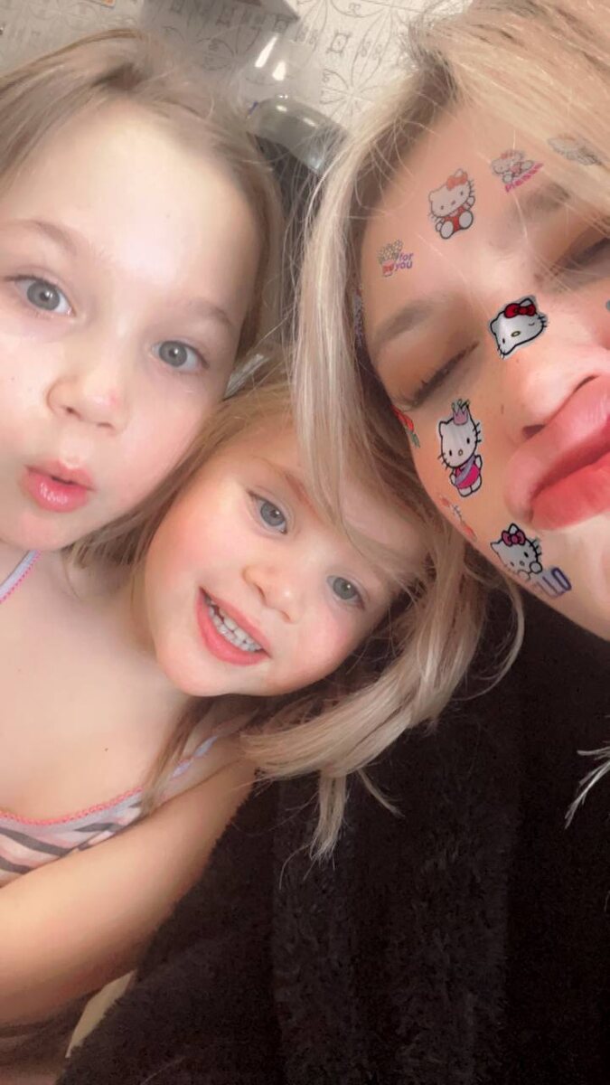 Меня лично уже не дергают и не тревожат малолетние токсичные женщины в моем доме. Уж точно с этим мы разберемся.